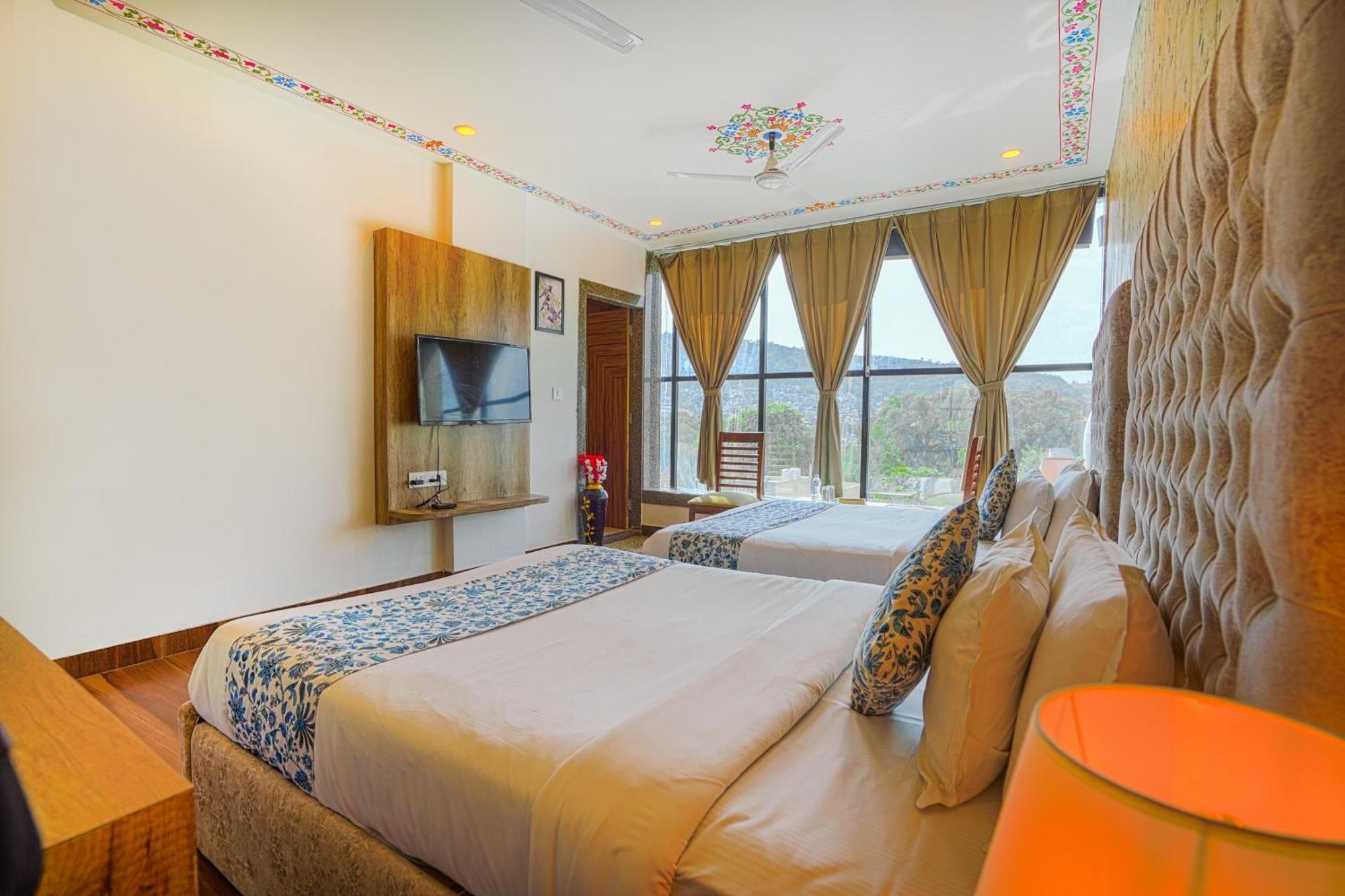 Pax Hotel Grand Blue 3 Min Walk From Udaipur City Railway Station Exterior photo