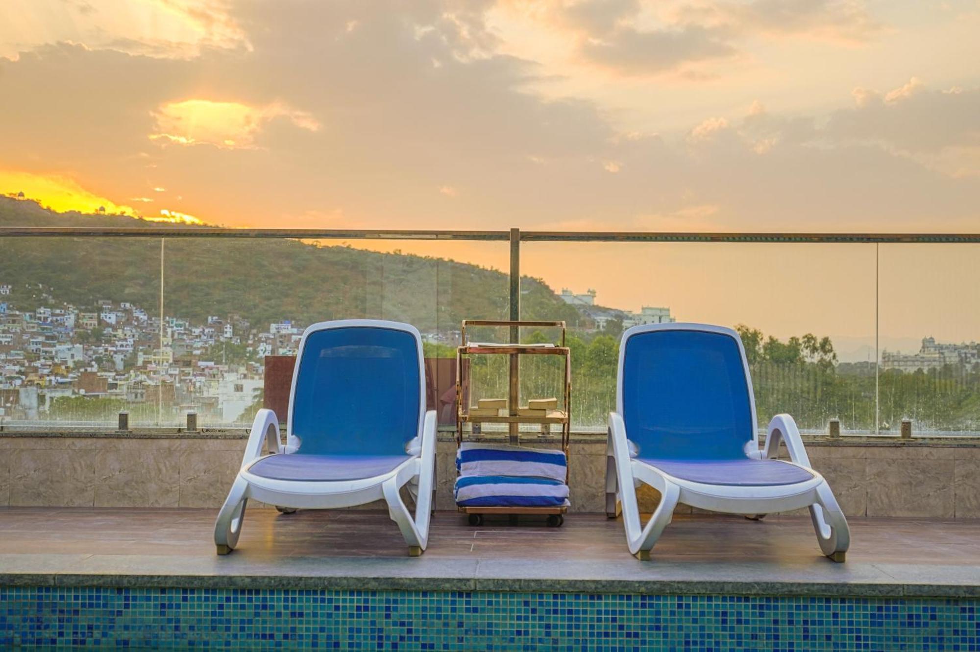 Pax Hotel Grand Blue 3 Min Walk From Udaipur City Railway Station Exterior photo