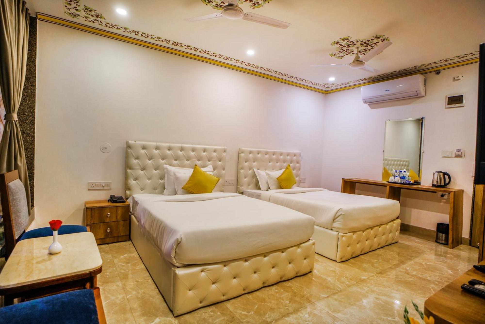 Pax Hotel Grand Blue 3 Min Walk From Udaipur City Railway Station Exterior photo