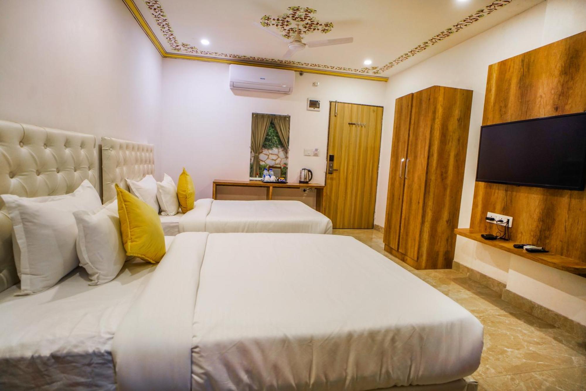 Pax Hotel Grand Blue 3 Min Walk From Udaipur City Railway Station Exterior photo