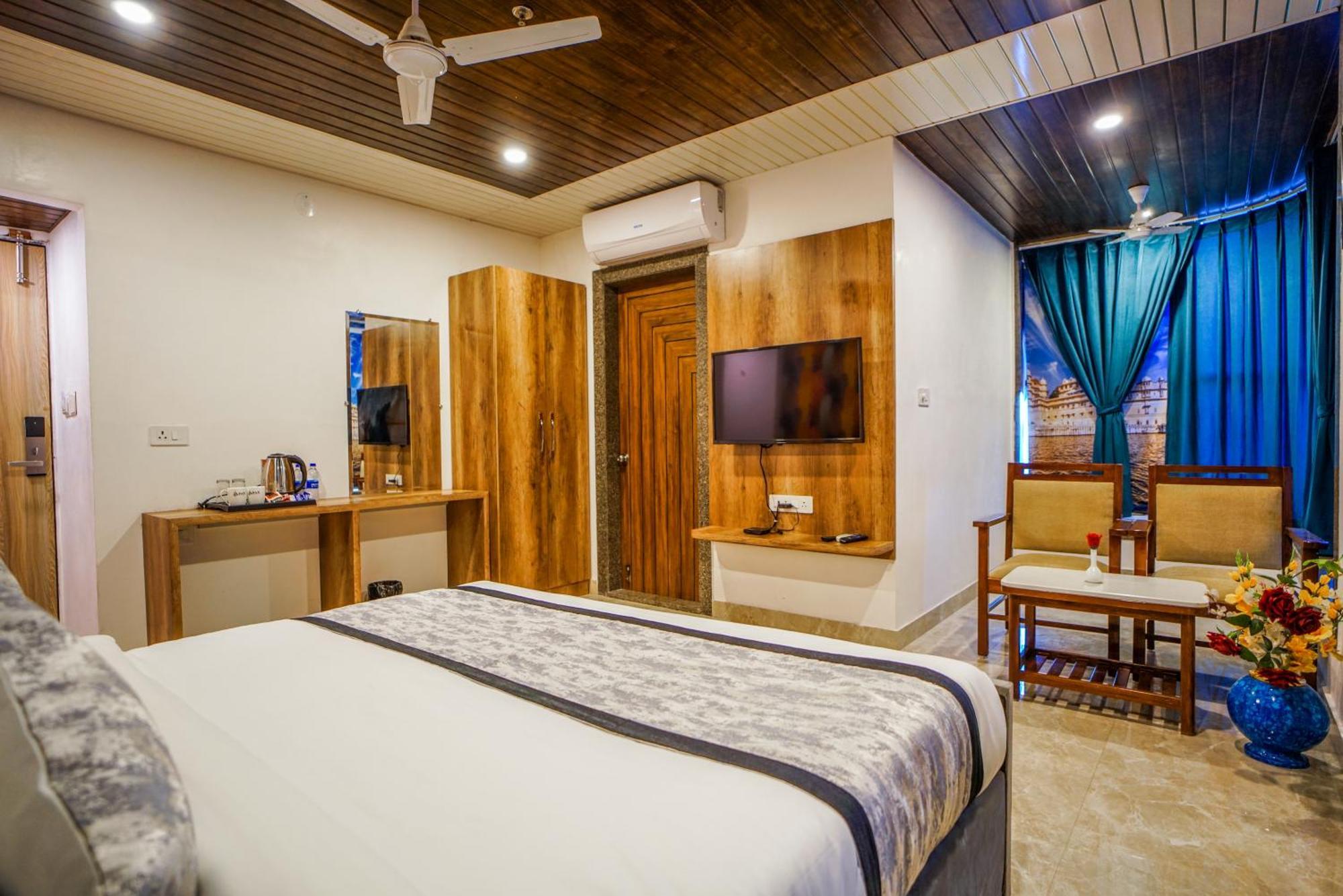Pax Hotel Grand Blue 3 Min Walk From Udaipur City Railway Station Exterior photo